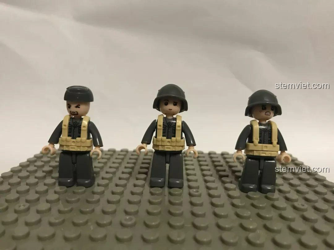 Các công trình như tháp canh và tường của bộ lắp ráp Sluban 713 xe tăng quân sự, có thể di chuyển và sắp xếp linh hoạt.