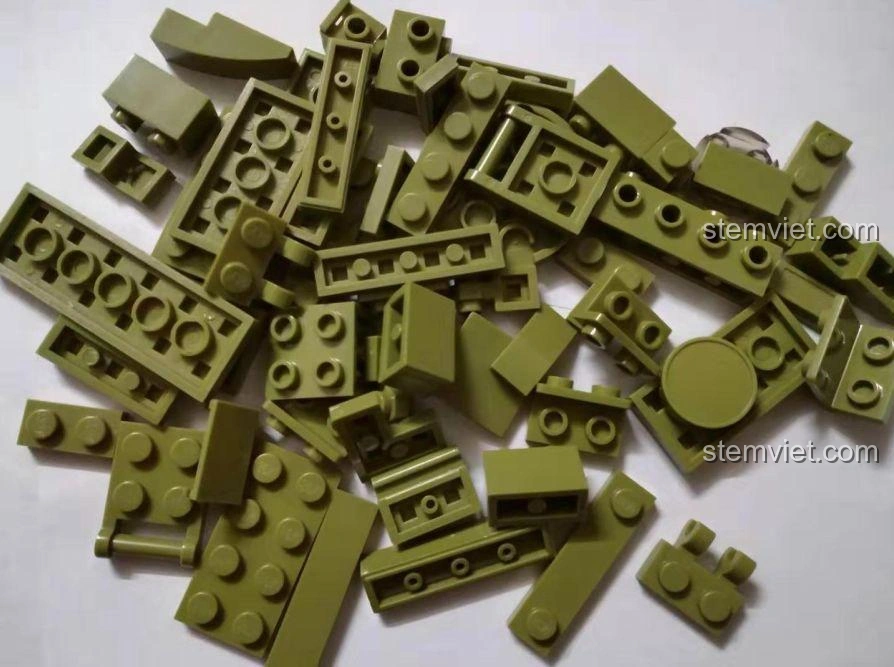 Các mảnh ghép màu xanh quân đội của bộ lắp ráp Sluban 713 xe tăng quân sự, cho thấy chất lượng màu sắc đồng đều.