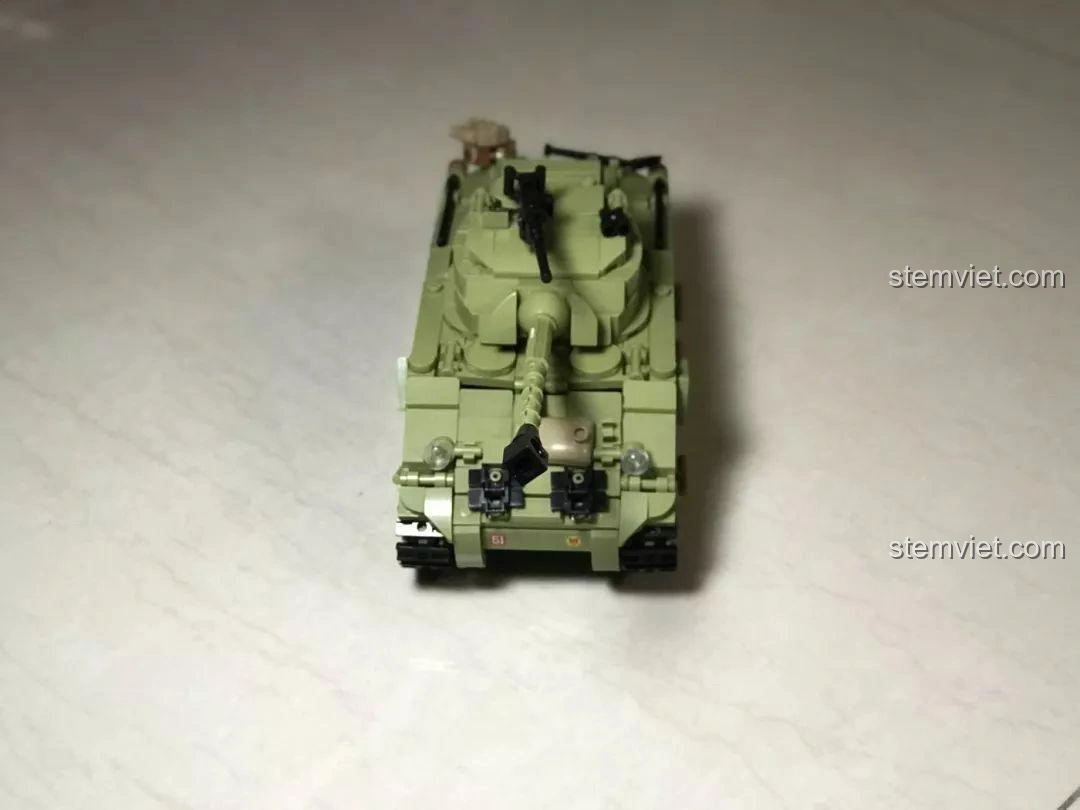 Cận cảnh các chi tiết phụ kiện gắn trên xe tăng Sherman Firefly Sluban 713 xe tăng quân sự, như xẻng và thùng đạn.