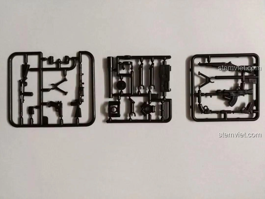 Các loại vũ khí đi kèm bộ lắp ráp Sluban 713 xe tăng quân sự, bao gồm súng trường, súng lục và súng máy.