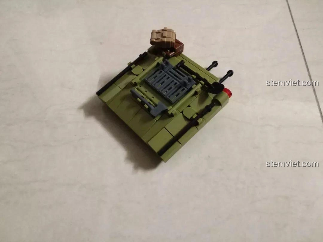 Mô hình xe tăng Sherman Firefly đã hoàn thành của bộ lắp ráp Sluban 713 xe tăng quân sự, nhìn từ góc nghiêng phía sau.