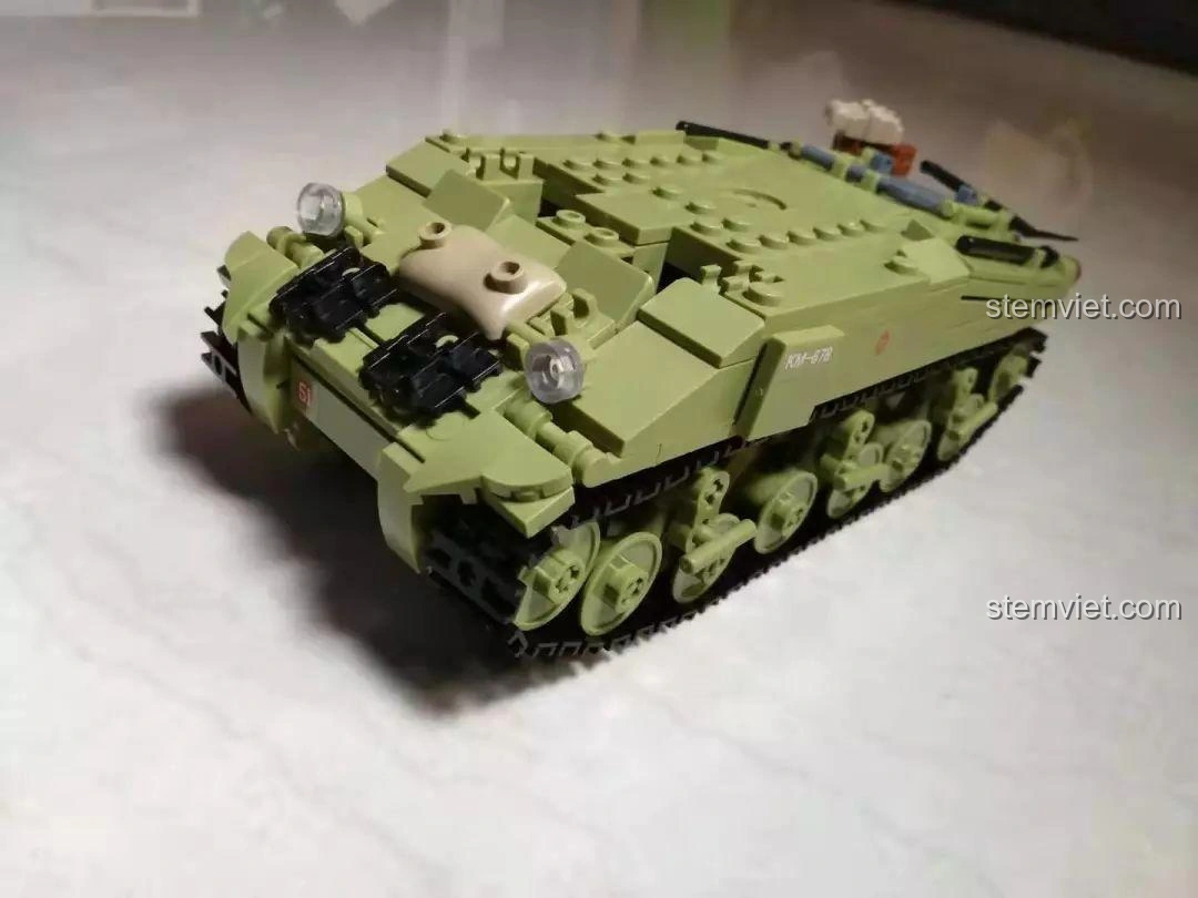 Góc nhìn nghiêng của mô hình xe tăng Sherman Firefly Sluban 713 xe tăng quân sự, thể hiện tổng thể thiết kế.