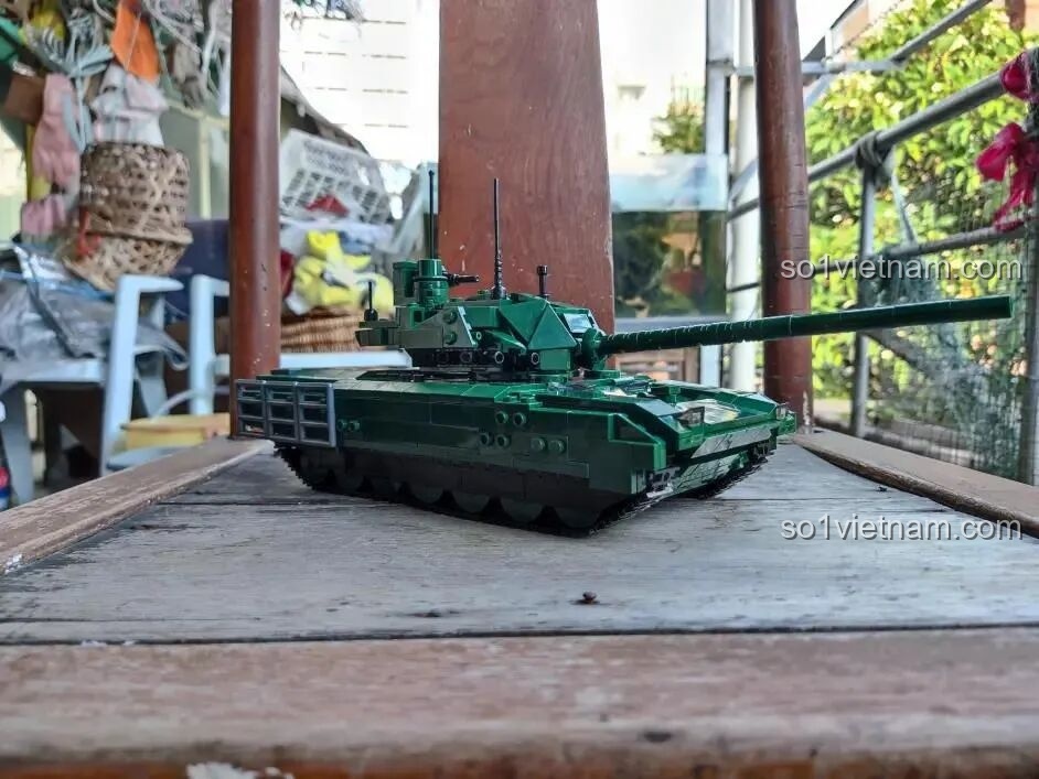 Góc nhìn cận cảnh bên hông trái của mô hình xe tăng T-14 Armata Sluban B0850, khoe trọn thiết kế chi tiết.