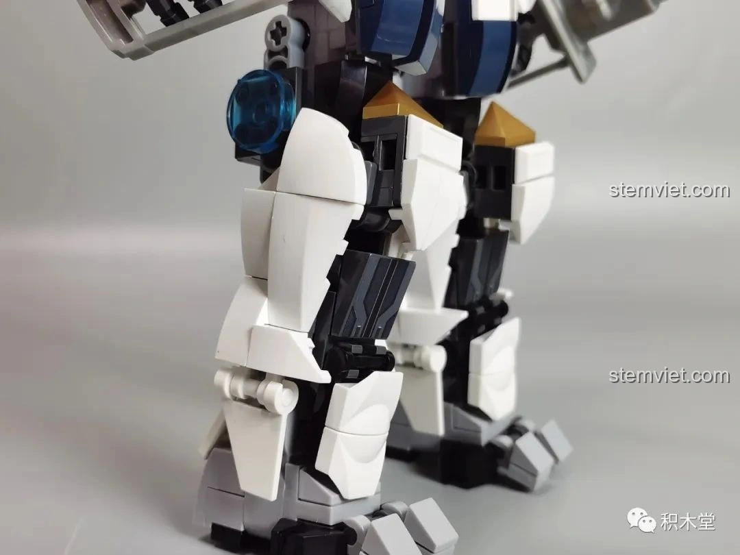 Cận cảnh phần chân của Robot Băng Phong Bảo Vệ Sluban M38-B1151, thể hiện độ chi tiết và khớp nối chắc chắn.