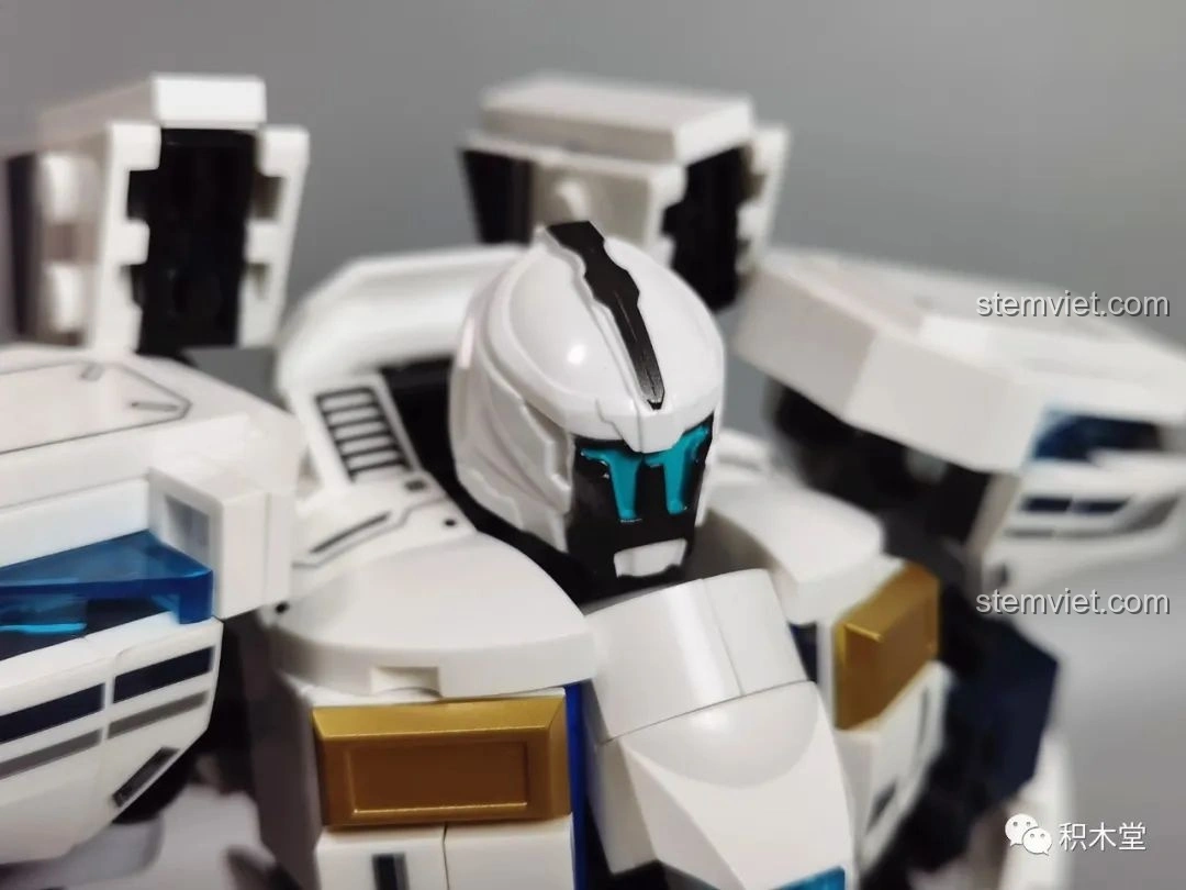 Cận cảnh phần đầu của Robot Băng Phong Bảo Vệ Sluban M38-B1151 với phối màu trắng, xanh và chi tiết mắt.
