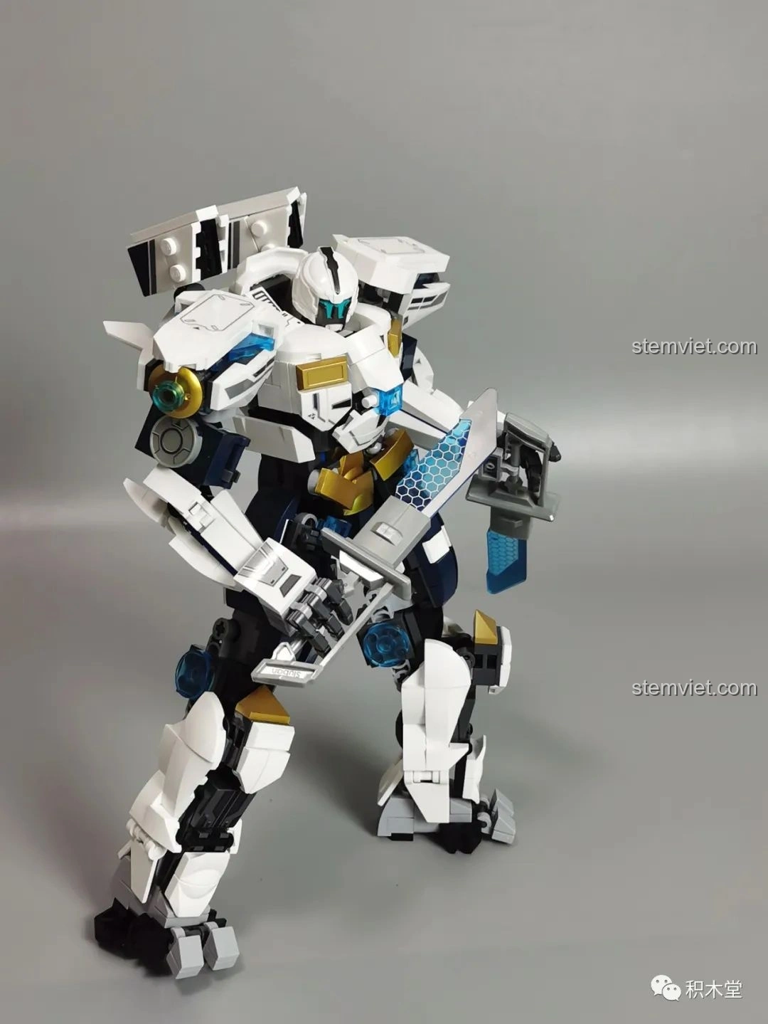 Robot Băng Phong Bảo Vệ Sluban M38-B1151 trong tư thế giơ kiếm, thể hiện sự linh hoạt của khớp nối.