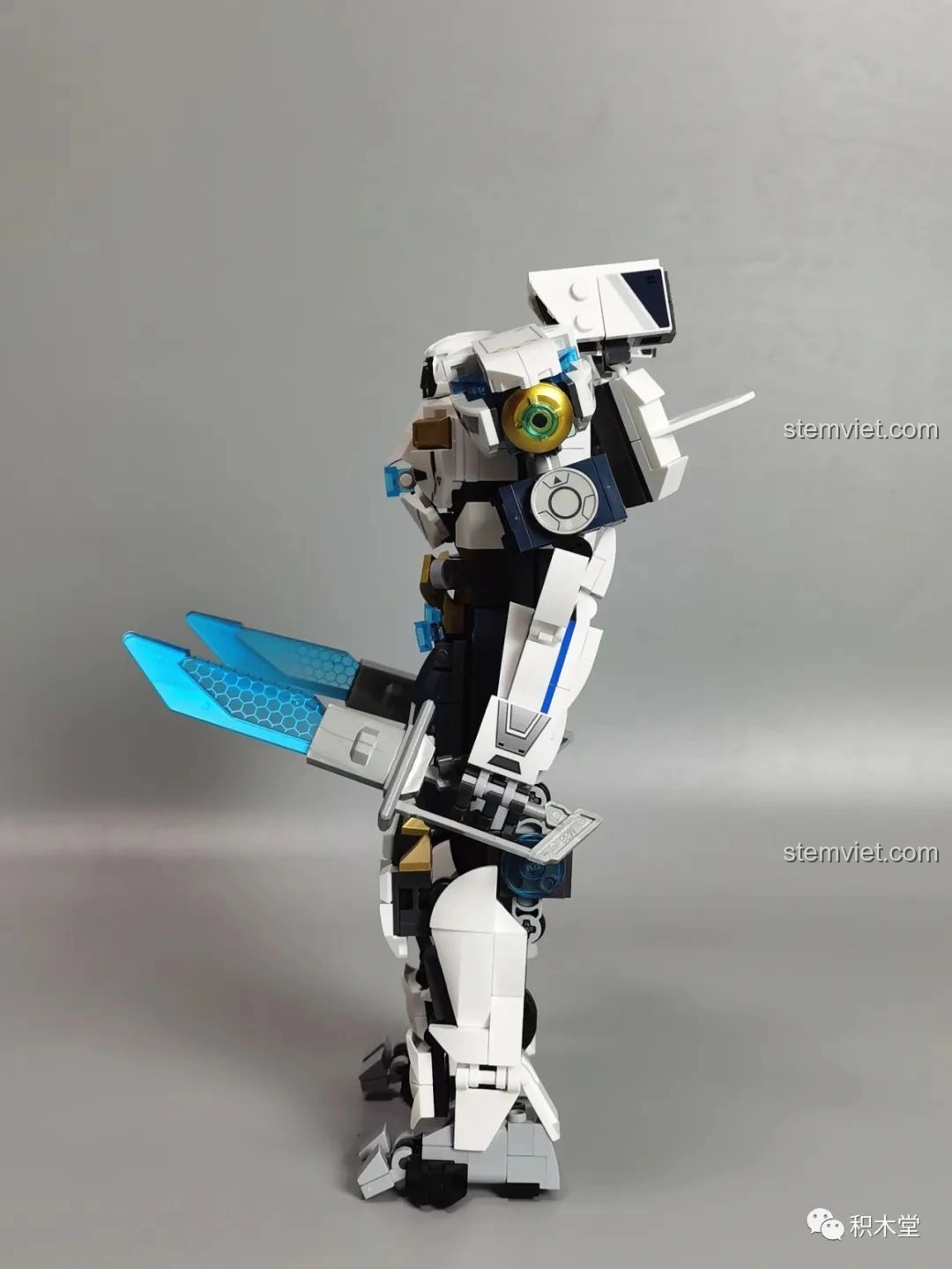 Góc nghiêng của Robot Băng Phong Bảo Vệ Sluban M38-B1151, khoe các chi tiết bên hông và độ cân đối.