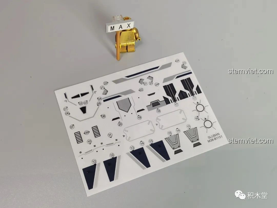 Tấm sticker đi kèm bộ lắp ghép Sluban M38-B1151 Robot Băng Phong Bảo Vệ với các chi tiết trang trí.