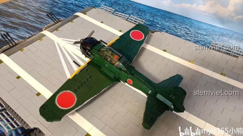 Trải nghiệm Sluban M38B1108 Máy bay Zero của Nhật với góc nhìn từ trên xuống, thấy rõ biểu tượng trên cánh.