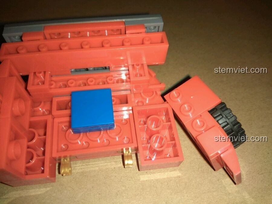 Chi tiết bánh xe trước của mô hình xe tải SY951 được kết nối lỏng lẻo, một điểm trừ lớn trong trải nghiệm SY SY951.