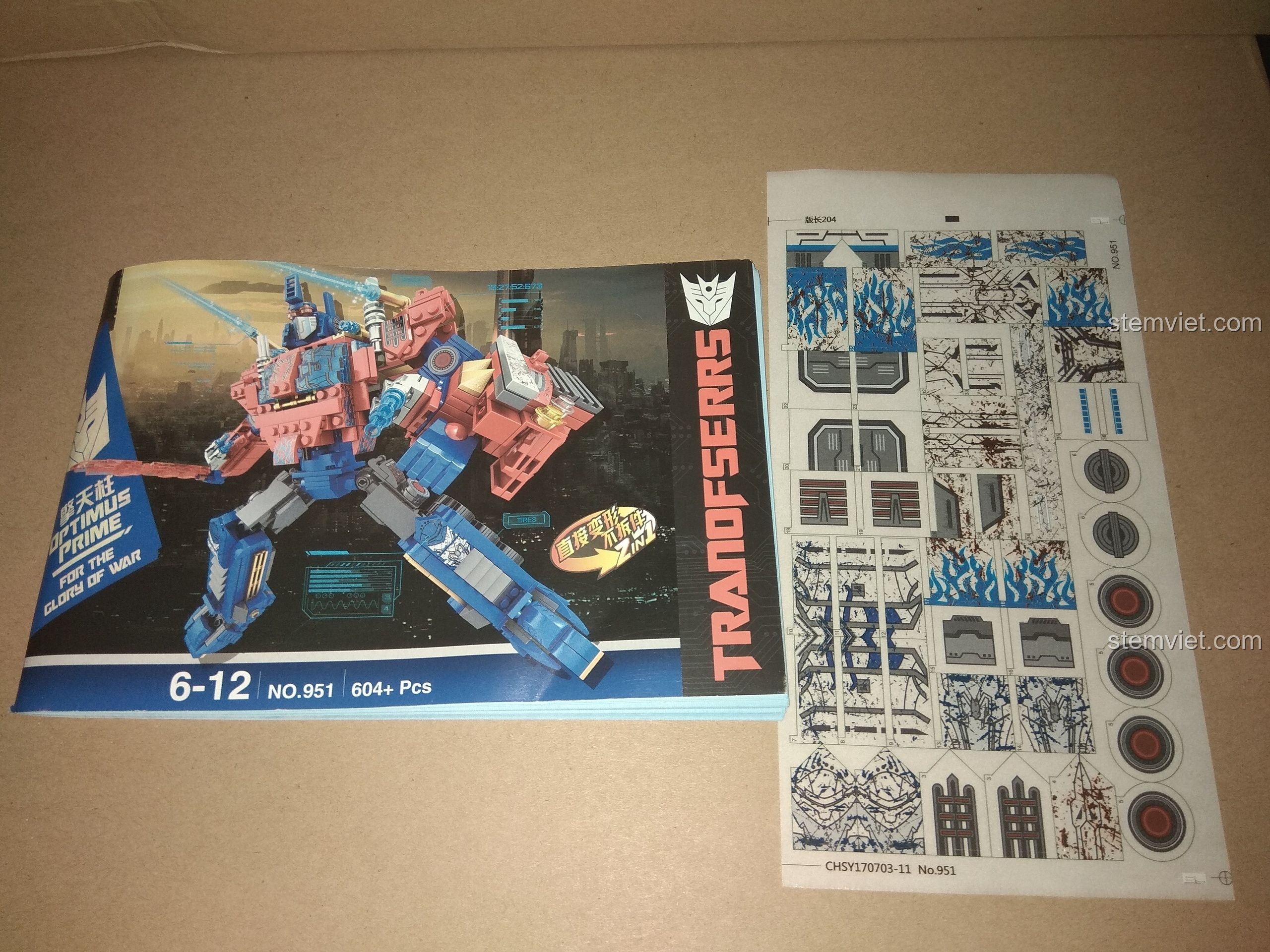 Sách hướng dẫn lắp ráp và tấm sticker lớn của bộ SY 951 Robot biến hình, một phần trong trải nghiệm SY SY951.