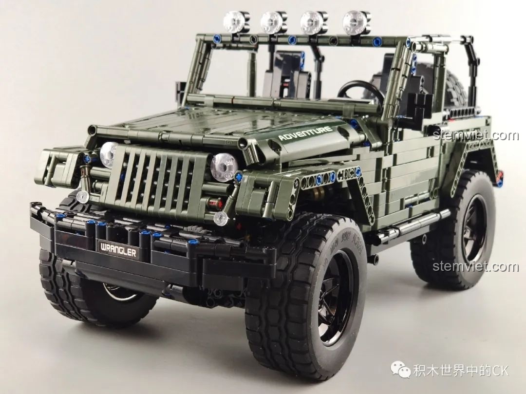 Mô hình nhân vật Bulma ngồi sau vô lăng của chiếc Jeep Rubicon, tạo nên một hình ảnh thú vị và vui nhộn.