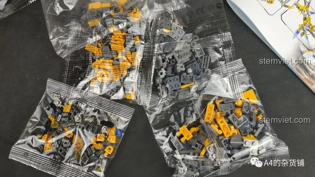 Cận cảnh các mảnh ghép màu vàng và xám của bộ Winner 8037, cho thấy chất liệu nhựa ABS cao cấp và độ hoàn thiện. Trải nghiệm Winner 8037 Robot biến hình.