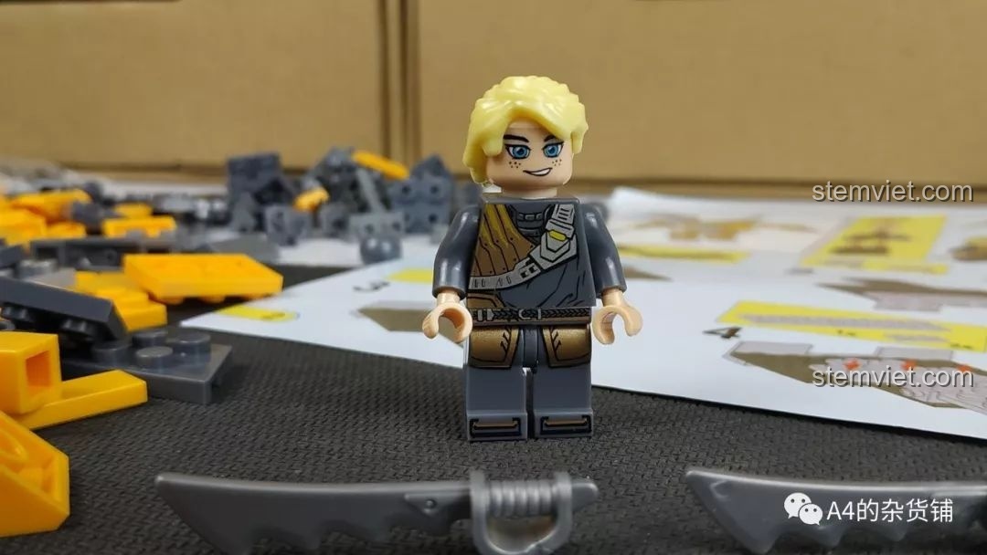 Minifigure chiến binh tóc vàng đi kèm bộ Winner 8037 Thần Thú Cơ Giáp, với chi tiết trang phục và biểu cảm khuôn mặt. Trải nghiệm Winner 8037 Robot biến hình.