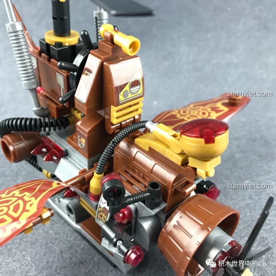 Cận cảnh cánh phụ của mô hình Winner 8047 Trực thăng Hơi nước, với họa tiết và cơ chế gắn kết.