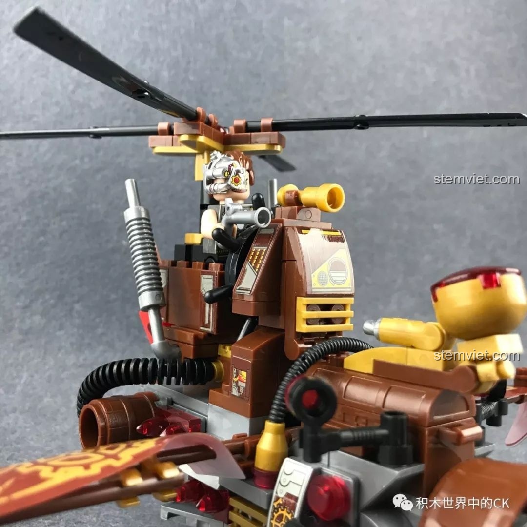 Góc nhìn từ phía dưới của mô hình Winner 8047 Trực thăng Hơi nước, hiển thị càng trượt và cấu trúc đáy.