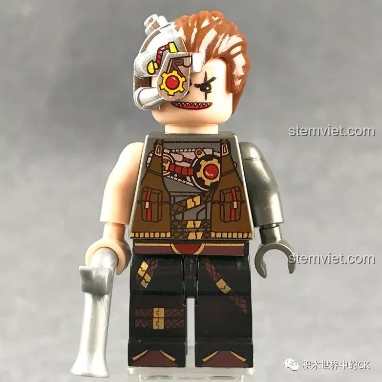 Cận cảnh minifigure thứ hai trong bộ Winner 8047 Trực thăng Hơi nước, với thiết kế nửa người nửa máy độc đáo.