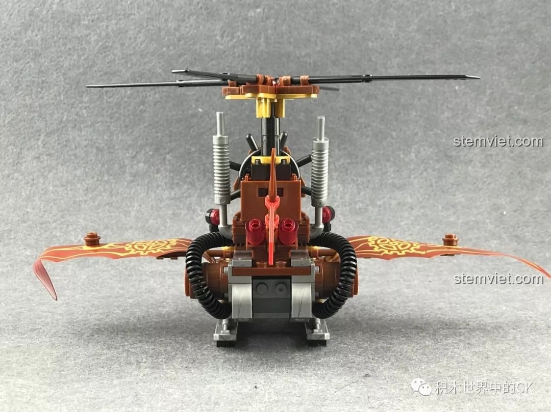 Mô hình Winner 8047 Trực thăng Hơi nước nhìn từ phía sau, làm nổi bật đuôi và các chi tiết ống xả.