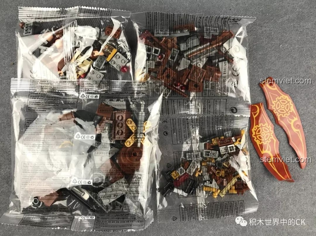 Các túi linh kiện của bộ Winner 8047 Trực thăng Hơi nước được đóng gói riêng biệt, cùng với các mảnh lớn không túi.