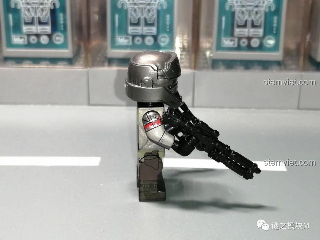Trải nghiệm WM 6121 Minifigure Star Wars: Minifigure Fennec Shand, trang phục đen và vũ khí.