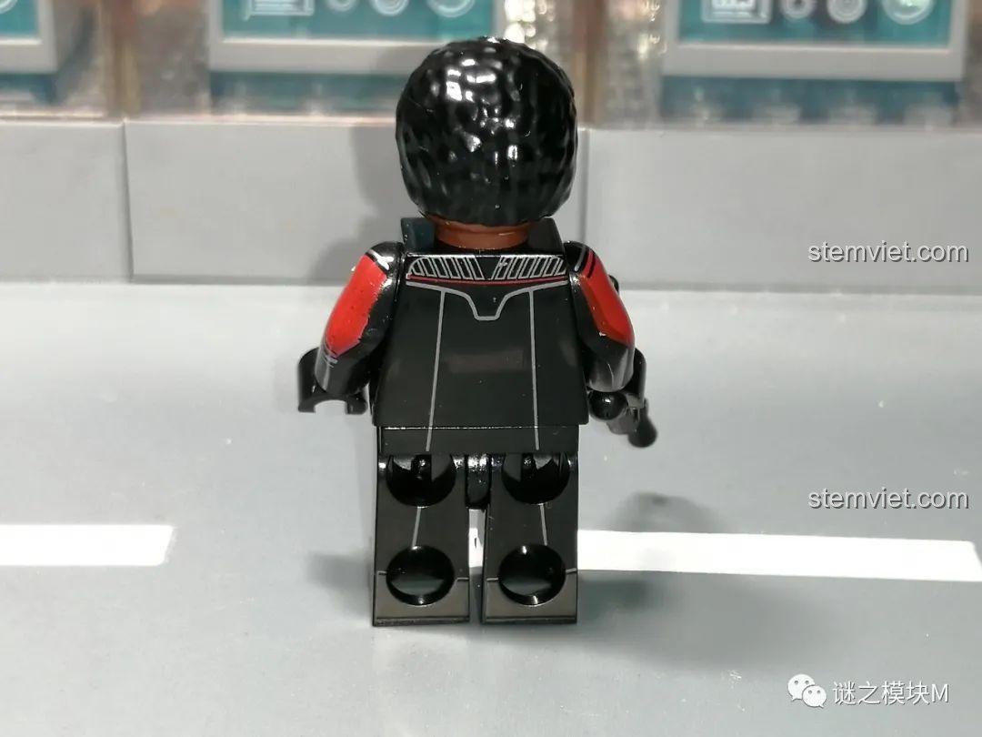 Trải nghiệm WM 6121 Minifigure Star Wars: Minifigure Jawa, trang phục nâu và mắt vàng.