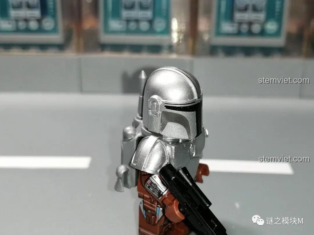 Trải nghiệm WM 6121 Minifigure Star Wars: Mũ của The Mandalorian từ góc nghiêng, thể hiện độ chân thực.