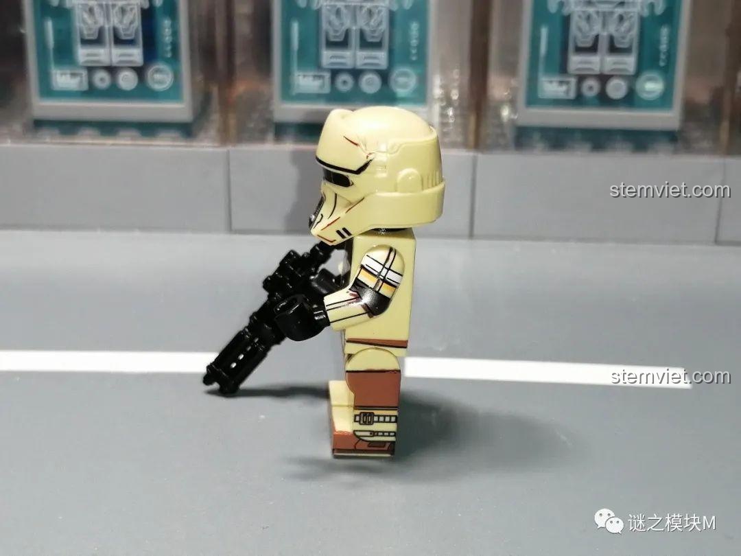 Trải nghiệm WM 6121 Minifigure Star Wars: Transport Troopers từ bên hông, chi tiết in ấn rõ ràng.