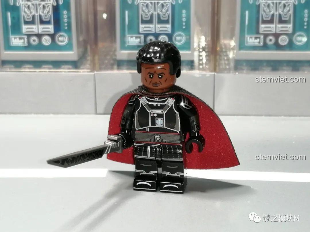 Trải nghiệm WM 6121 Minifigure The Mandalorian: Ahsoka Tano từ bên hông, chi tiết trang phục rõ ràng.