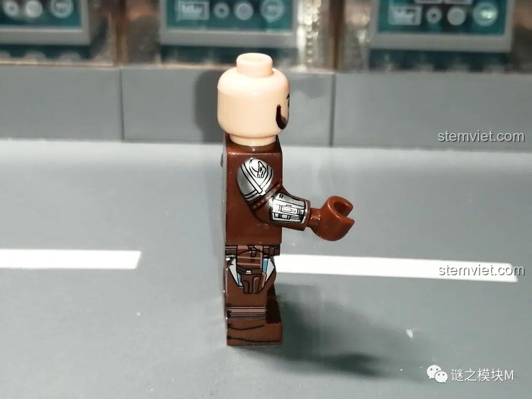 Trải nghiệm WM 6121 Minifigure The Mandalorian: Jango Fett từ góc bên kia, thể hiện sự đồng đều.