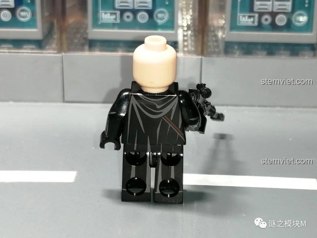 Trải nghiệm WM 6121 Minifigure The Mandalorian: Minifigure Luke Skywalker, áo choàng và lightsaber.