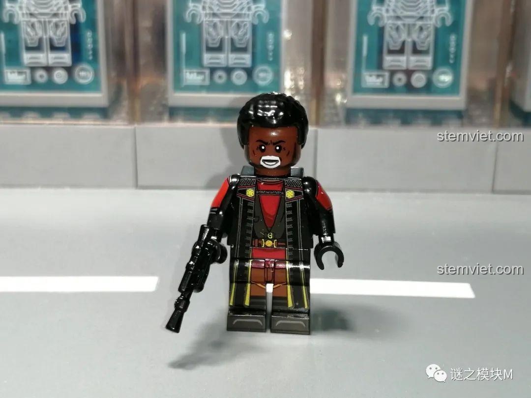 Trải nghiệm WM 6121 Minifigure The Mandalorian: Moff Gideon từ bên hông, chi tiết trang phục rõ ràng.