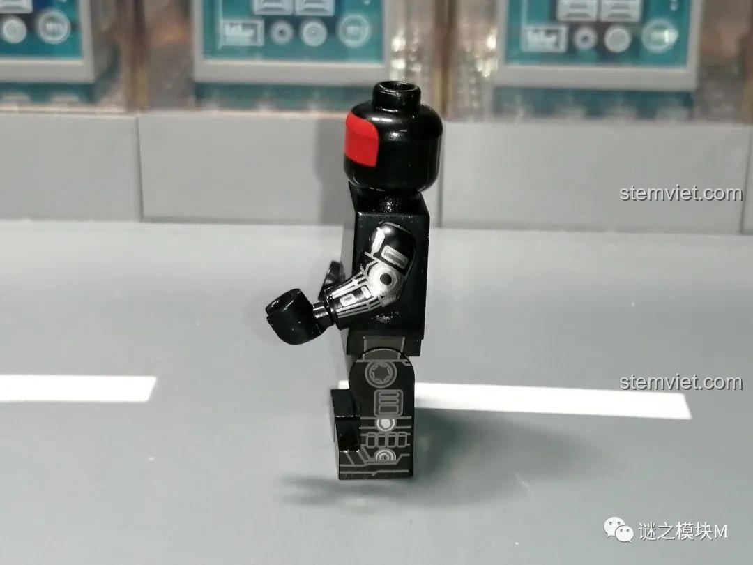 Trải nghiệm WM 6121 Minifigure The Mandalorian: Minifigure Scout Troopers, giáp trắng và mũ đặc trưng.