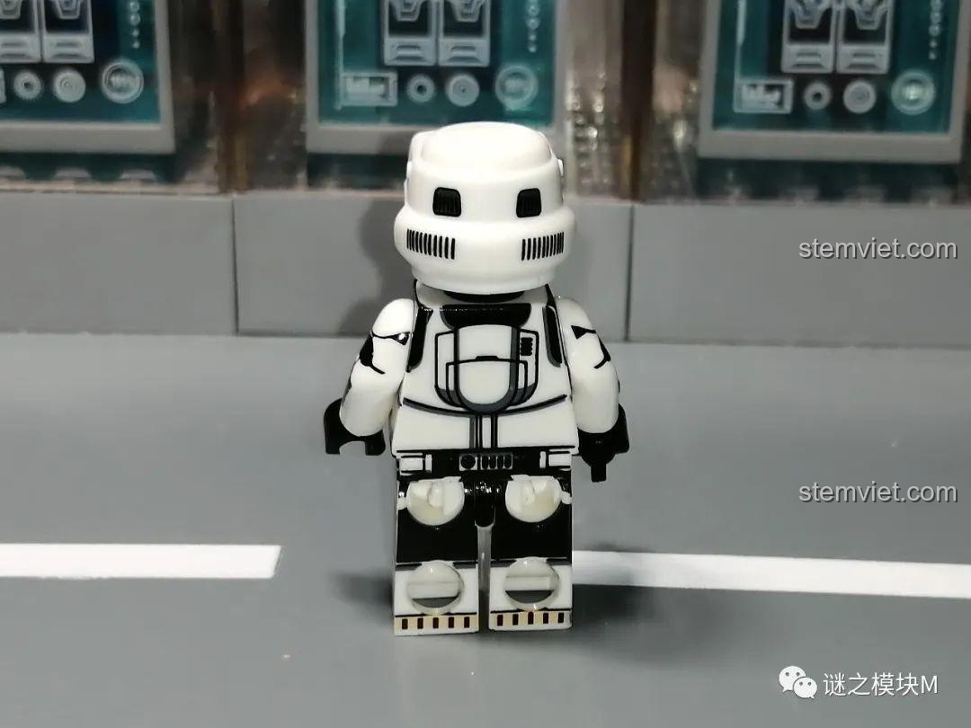 Trải nghiệm WM 6121 Minifigure The Mandalorian: Mặt sau của Shore Troopers, in ấn giáp lưng.