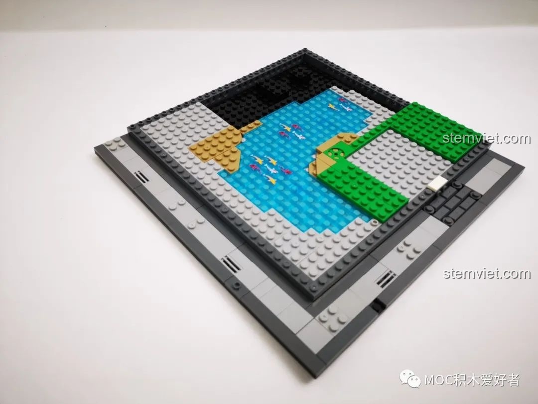 Quá trình lắp ráp nền móng của sa bàn Tết cổ truyền WOMA C.9123, với hồ nước và đường đi được định hình.