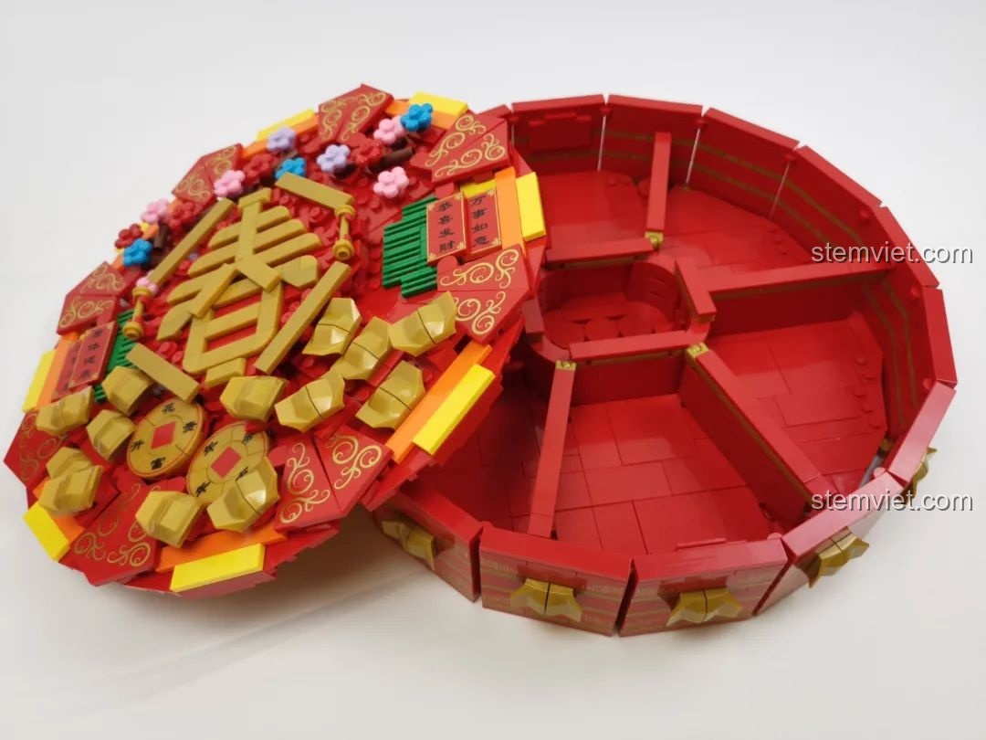 Mô hình Hộp đựng mứt Tết WOMA C.9122 được mở nắp, cho thấy các ngăn bên trong.