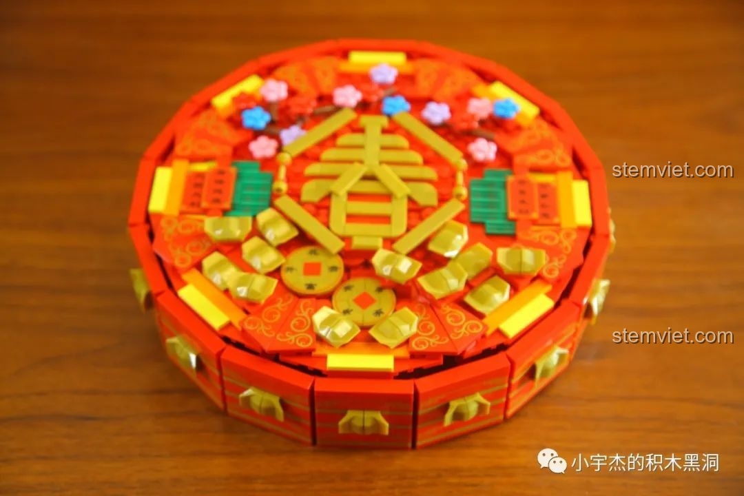 Góc nhìn từ trên xuống của Hộp đựng mứt Tết WOMA C.9122 hoàn chỉnh, khoe trọn các chi tiết trang trí.