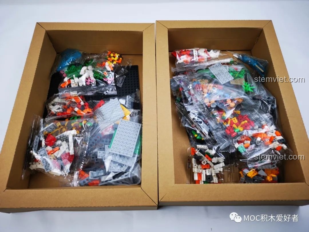 Bên trong hộp WOMA C9123 là hai hộp carton nhỏ chứa các túi mảnh ghép, một trải nghiệm WOMA C9123 Lễ hội đèn lồng ngăn nắp.