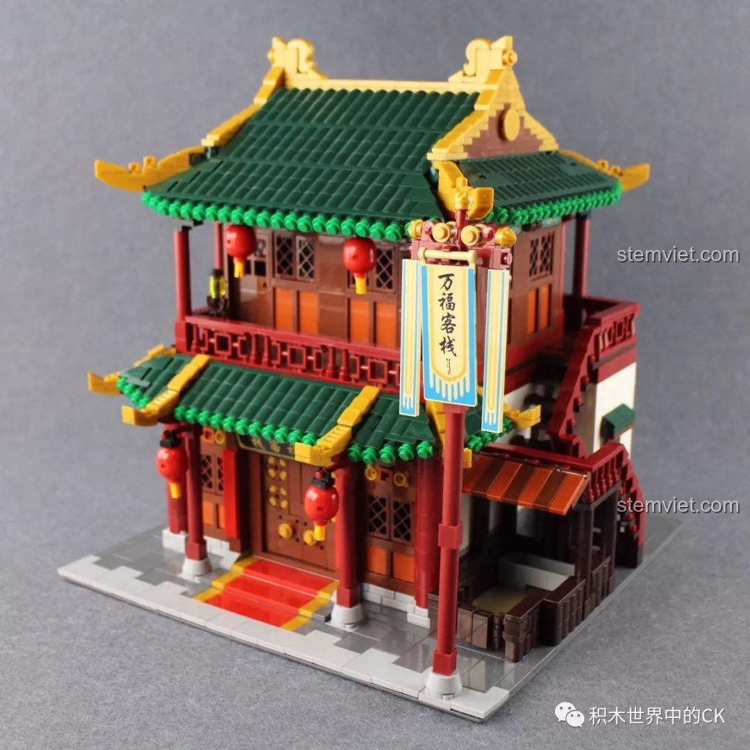 Mô hình Vạn Phúc Khách Sạn hoàn chỉnh sau khi lắp mái, một thành quả tuyệt vời từ bộ XINGBAO XB-01022.