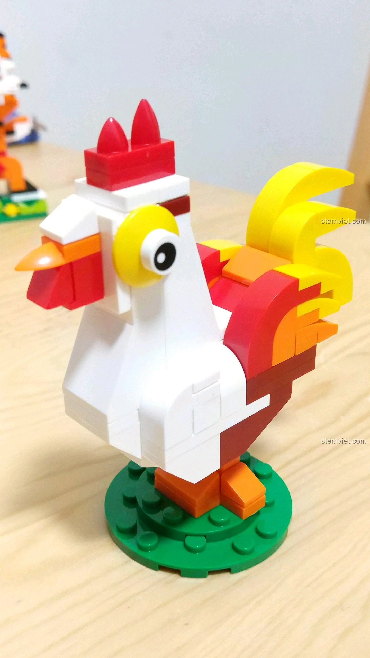 Mô hình Gà Dậu màu trắng, đỏ, vàng, đứng trên đế tròn xanh, từ bộ lắp ráp 12 Con Giáp XINGBAO XB-18001.