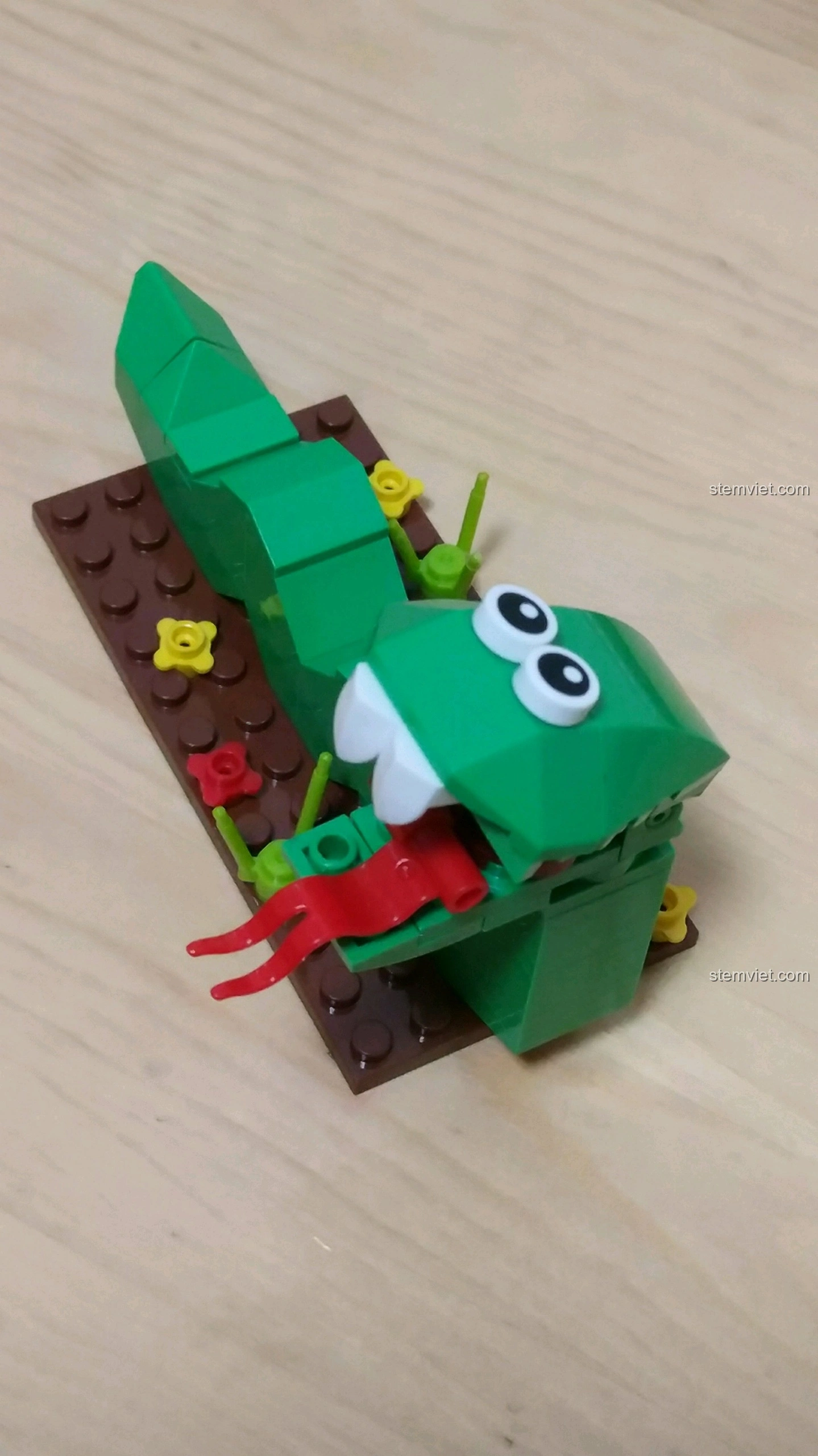 Góc nhìn từ trên cao của mô hình Rắn Tỵ, thân uốn lượn và chi tiết mắt to tròn, lưỡi đỏ.