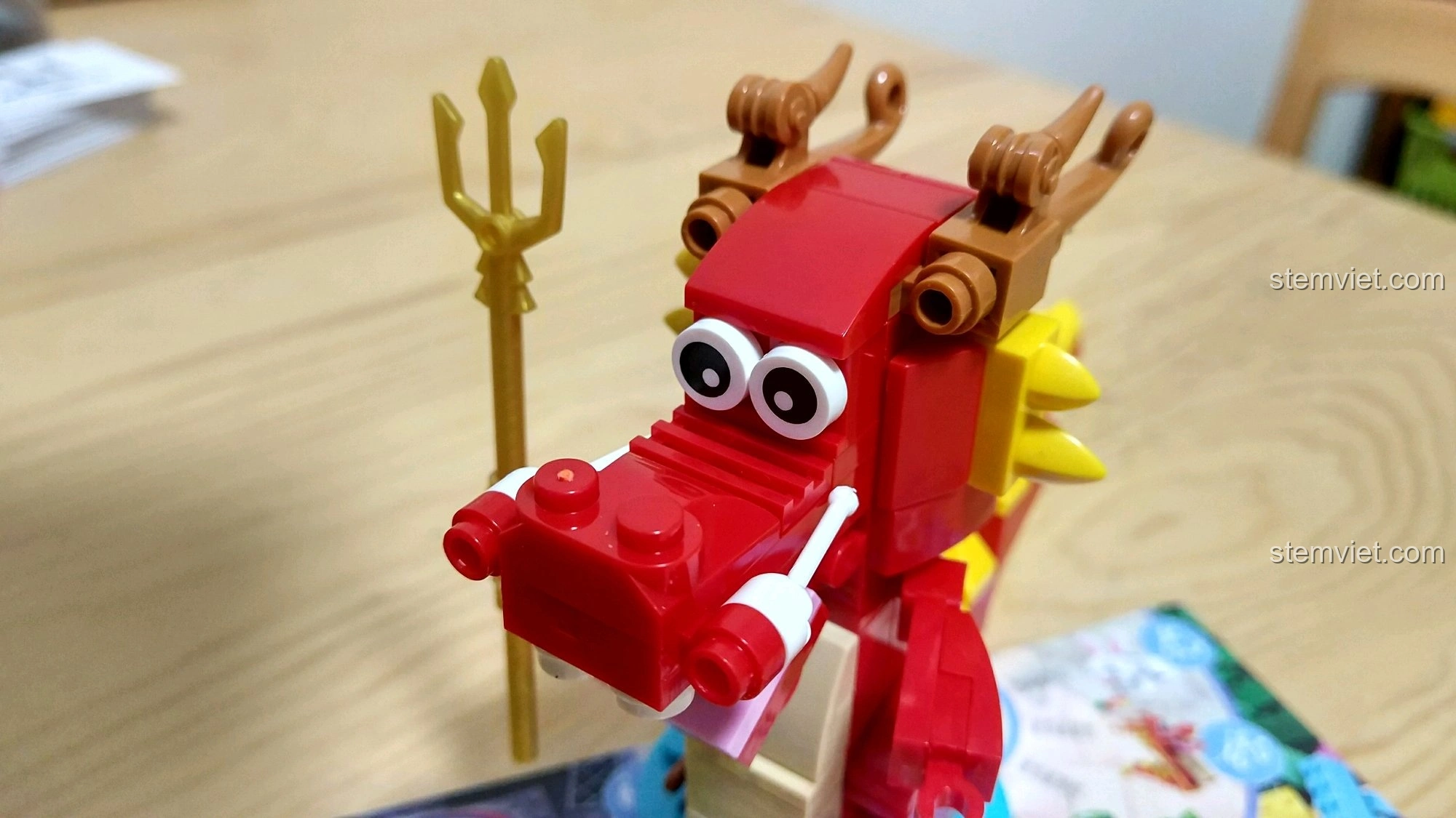 Cận cảnh khuôn mặt Rồng Thìn với đôi mắt to tròn và biểu cảm ngộ nghĩnh, chi tiết sừng và râu rõ nét.