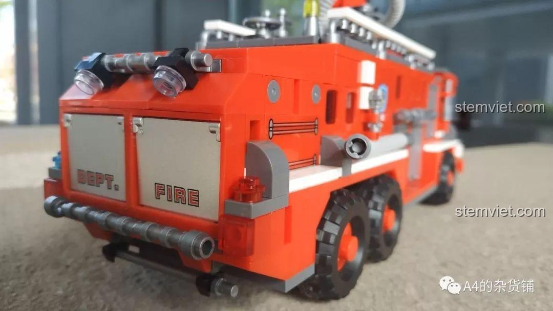 Phần đuôi của mô hình đồ chơi lắp ráp Xe cứu hỏa cho con trai 6 tuổi, với các chi tiết cửa và vòi phun nước.
