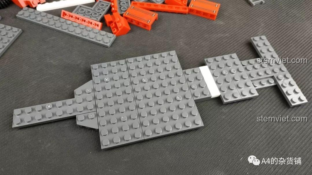 Quá trình lắp ráp khung gầm của Xe cứu hỏa 3030 tiết kiệm, cho thấy các mảnh ghép lớn và cấu trúc ban đầu.