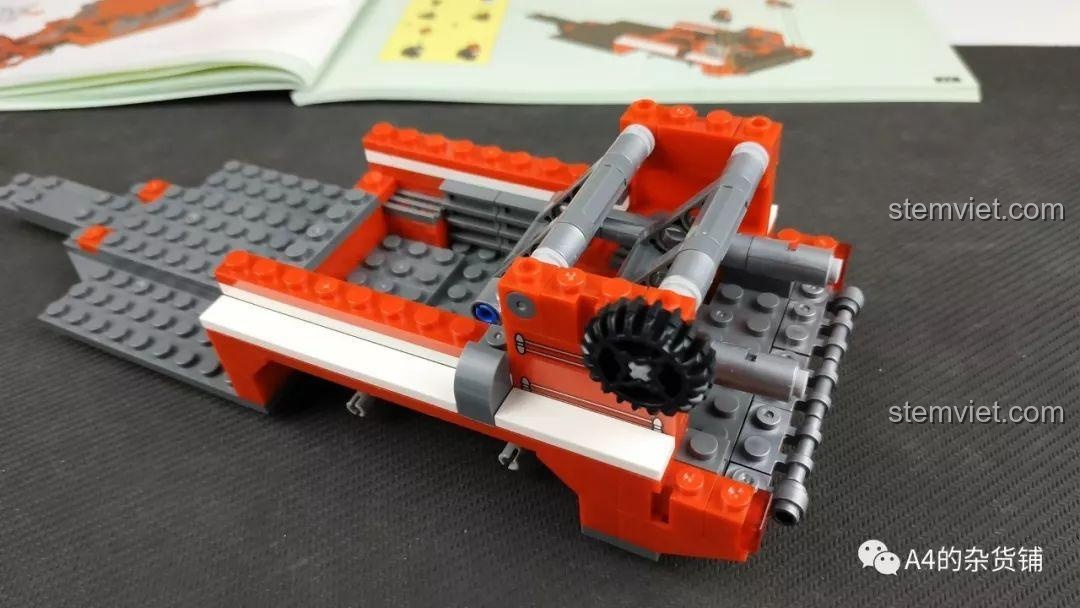 Chi tiết phần đuôi xe của bộ đồ chơi Xe cứu hỏa chuyên dụng XB-03030 giá hời, với cơ chế vòi phun nước có thể cử động.