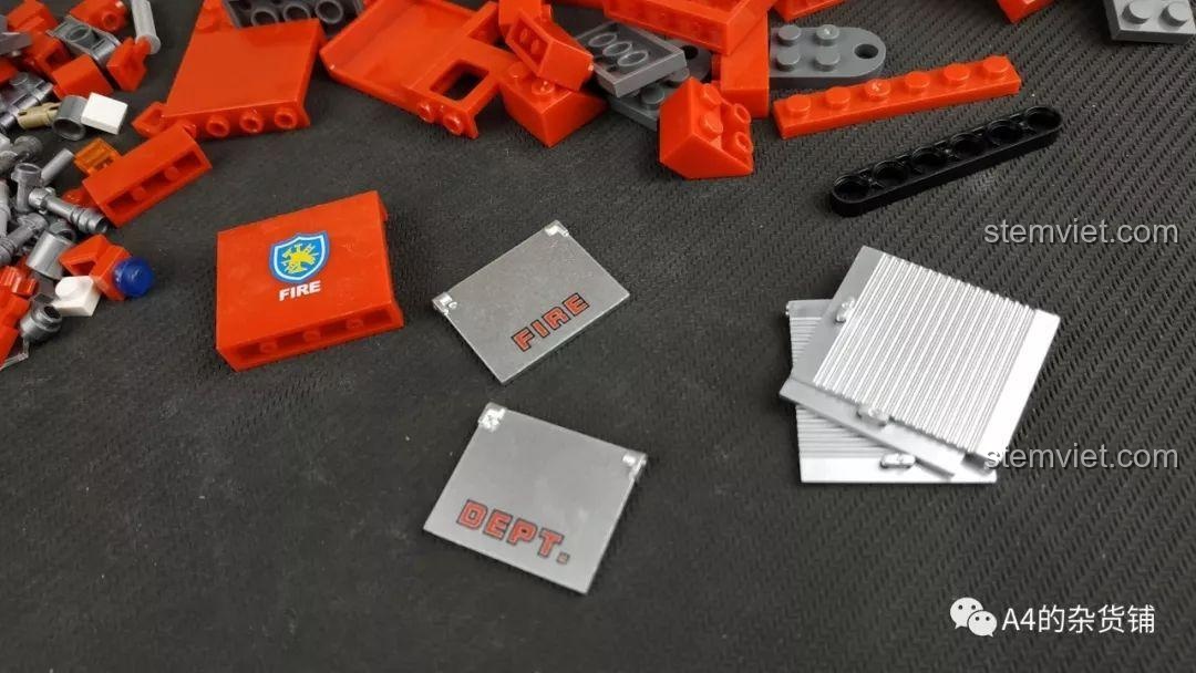 Mảnh ghép in màu bạc sáng bóng của bộ đồ chơi lắp ghép Xe chữa cháy 3030 giá bình dân, tạo điểm nhấn cho mô hình.