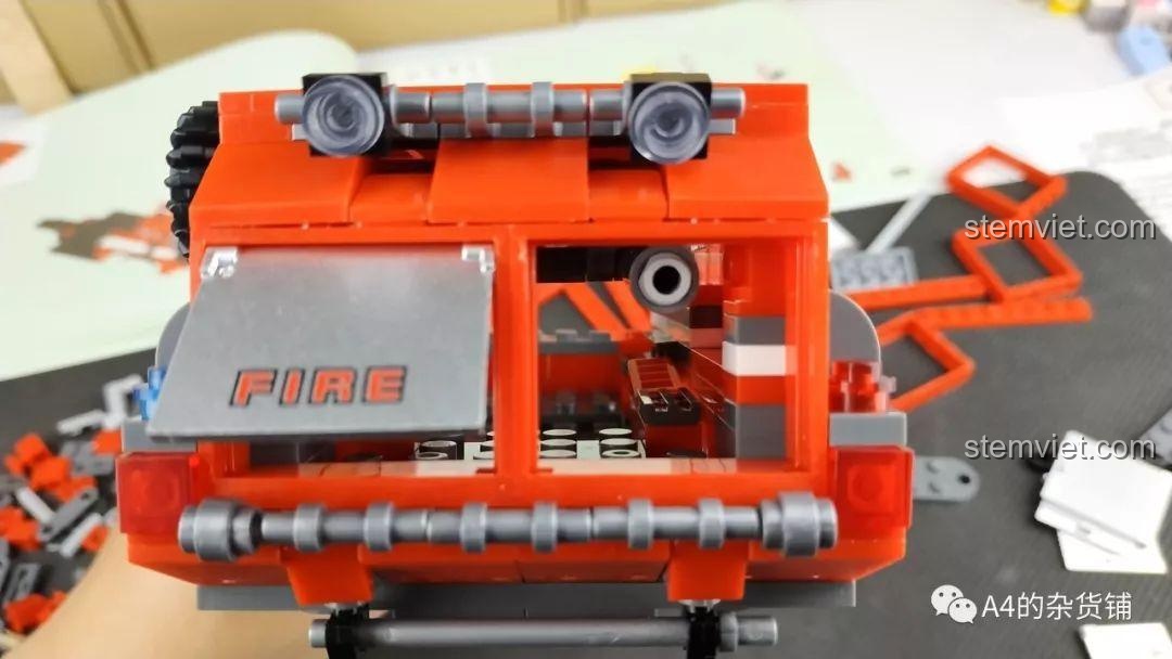 Khung cửa cản trở hoạt động của vòi phun nước trên bộ xếp hình Xe chữa cháy cho con trai từ 6 tuổi, làm giảm tính năng chơi.