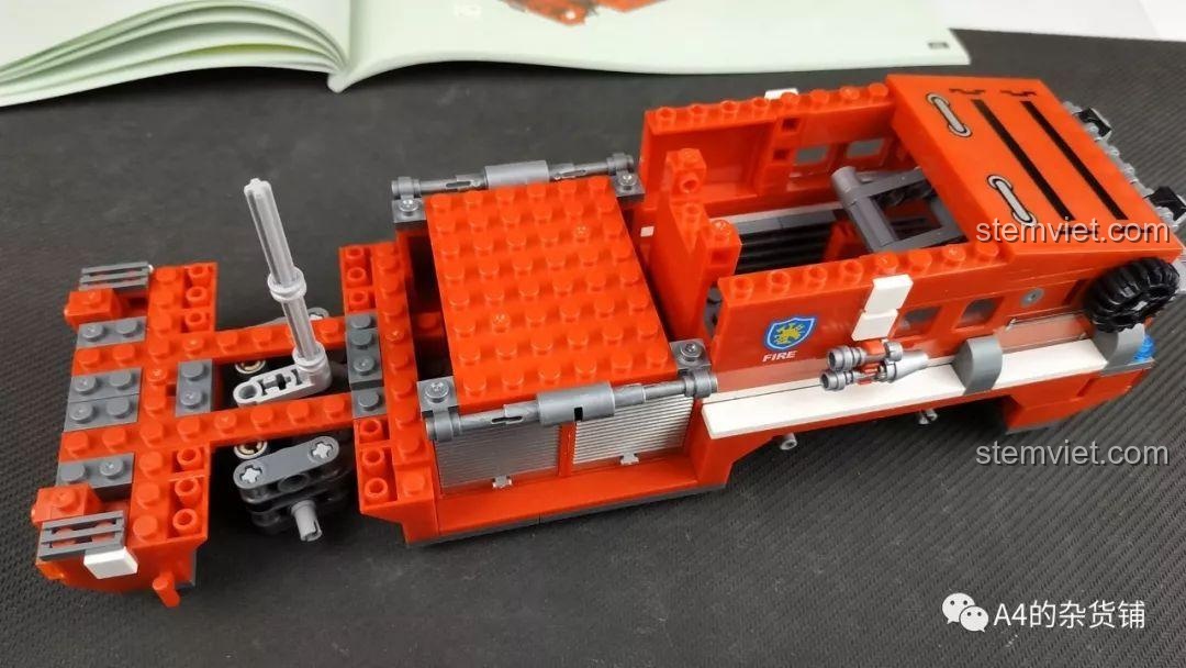 Góc lái thực tế rất hạn chế của mô hình Xingbao XB 03030 Xe cứu hỏa chuyên dụng, ảnh hưởng đến khả năng chơi.