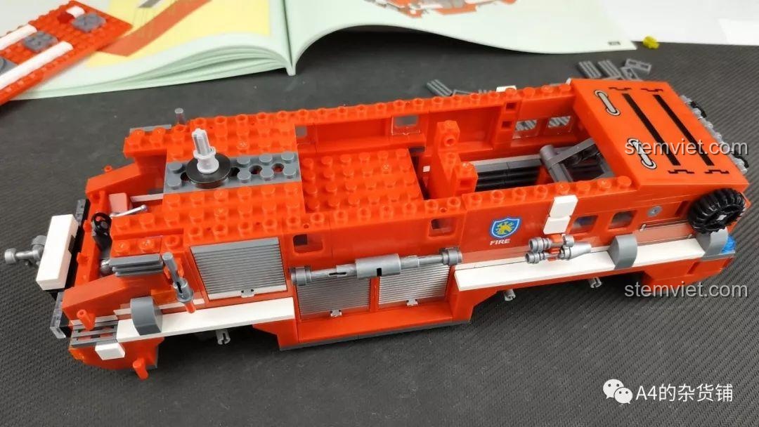 Tổng thể phần đầu và mui xe của đồ chơi xây dựng Xe cứu hỏa cho trẻ em 6 tuổi đang được lắp ráp, cho thấy cấu trúc phức tạp.