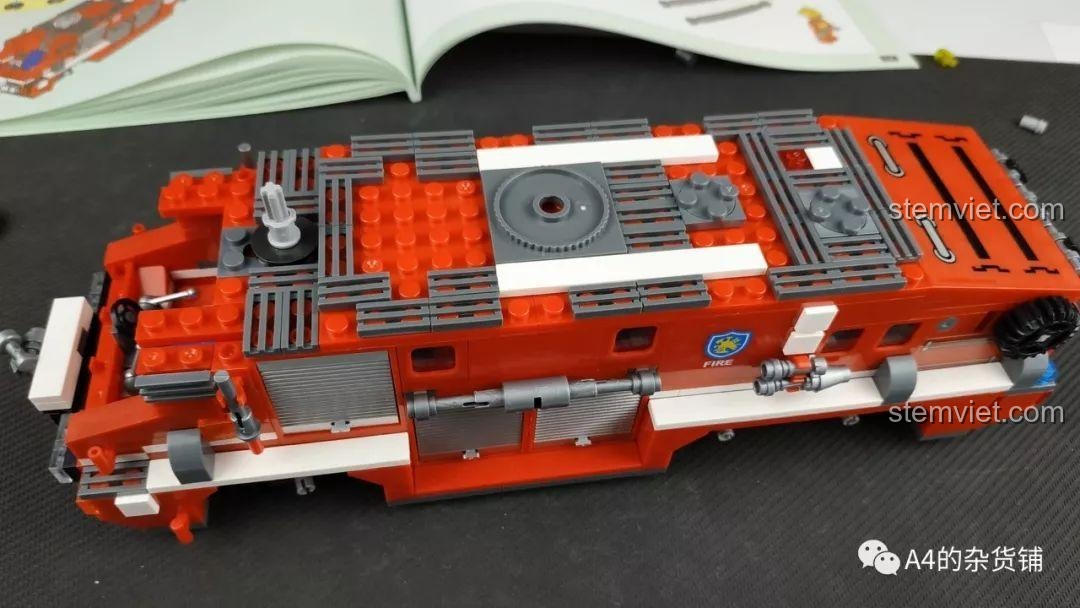 Phần mui xe của đồ chơi xây dựng Xe Cứu Hỏa Chữa Cháy Xingbao cho bé 6+ đã hoàn thành, nhìn rất ấn tượng và chắc chắn.