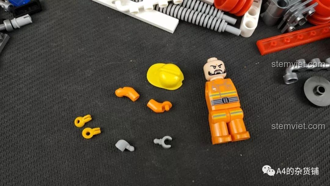 Minifigure lính cứu hỏa và các phụ kiện đi kèm bộ khối lắp ghép Xingbao XB03030 tiết kiệm, sẵn sàng cho các cuộc giải cứu.